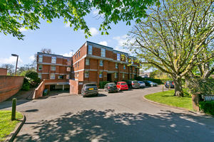 Riverholme, Hampton Court Road, East Molesey- click for photo gallery